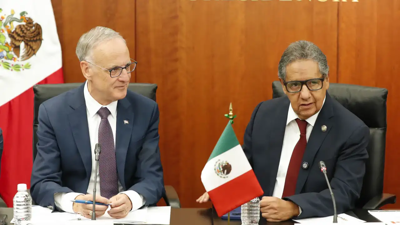 Sesión del Senado de la República con legisladores en el pleno
