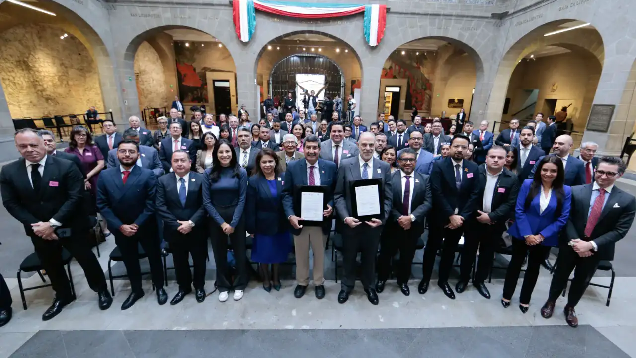 Senadores durante la firma de un convenio en la Comisión de Justicia