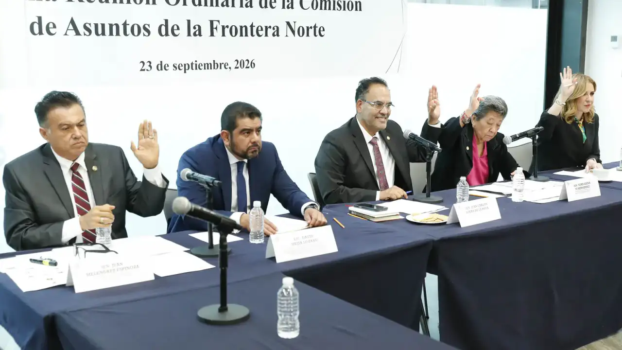 Sesión legislativa en el Senado de la República con legisladores en sus curules