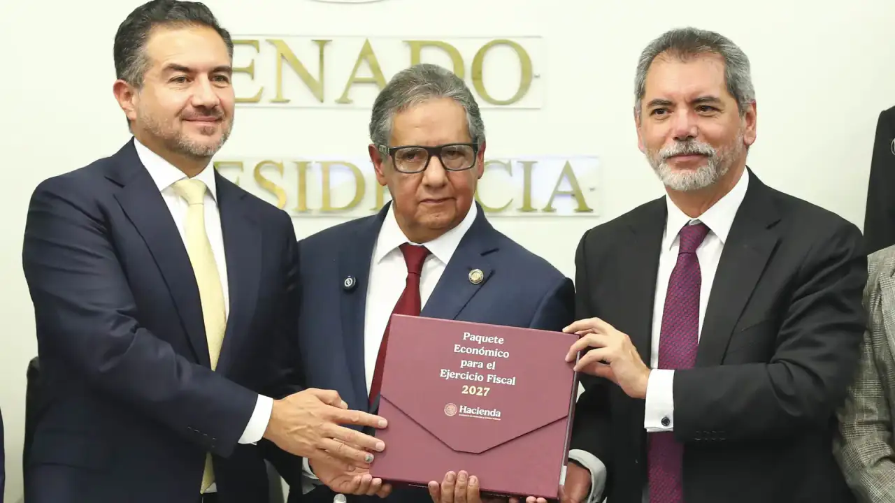 Senadores durante la recepción del Paquete Económico en el pleno