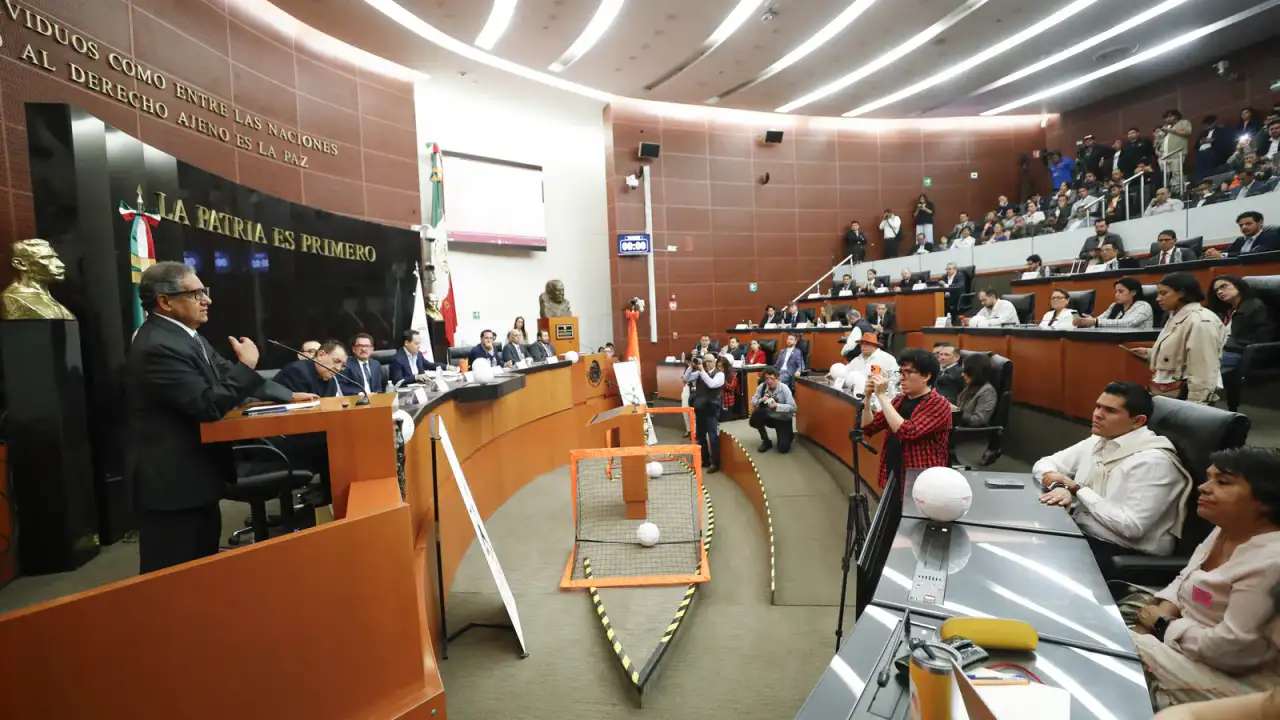 Sesión del Senado de la República con legisladores en el pleno