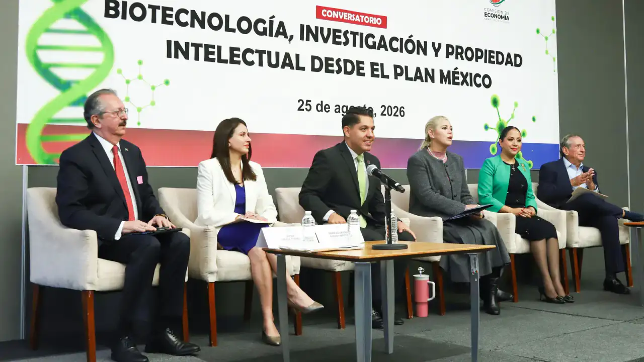 Senadores y especialistas durante un foro en el Senado sobre producción de medicamentos
