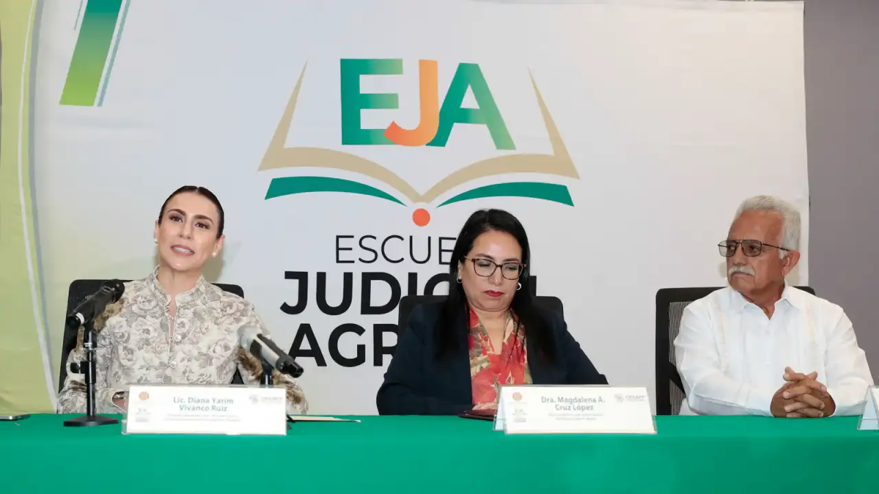 Personas en la ceremonia de clausura del diplomado en Derecho Agrario