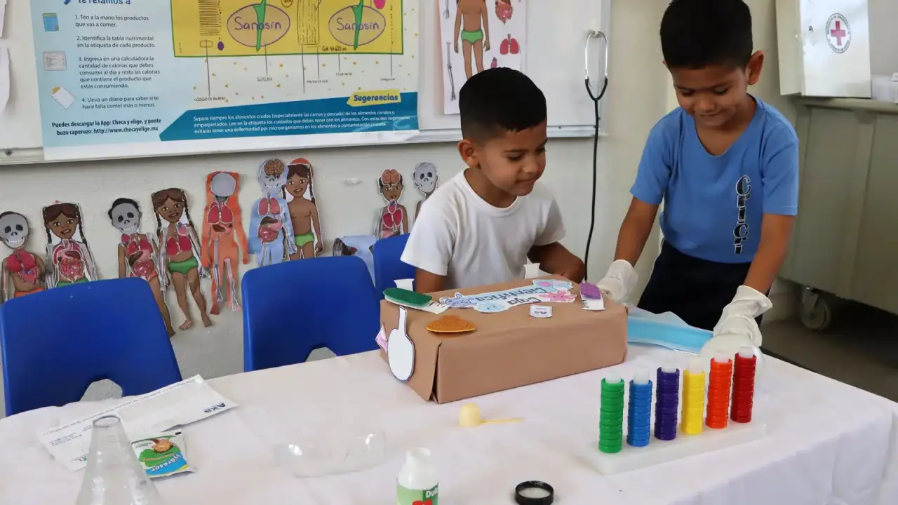 Niños y niñas en un aula de preescolar realizando actividades educativas