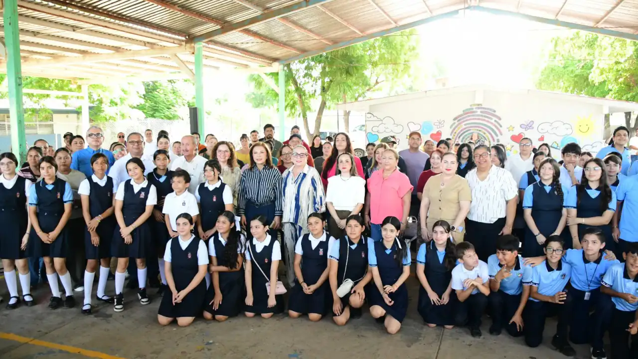 Madres y padres de familia durante una asamblea informativa en una secundaria de Culiacán