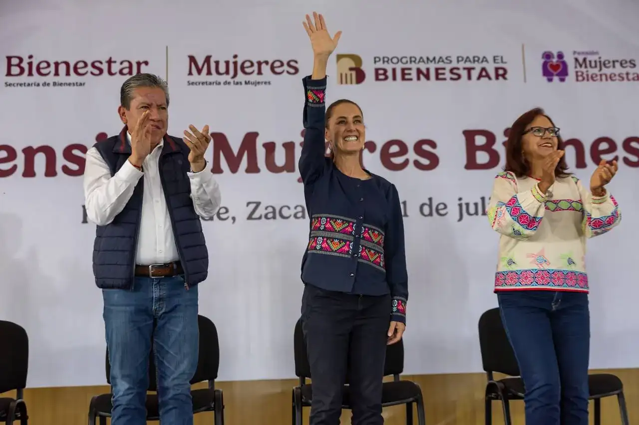 Mujeres adultas mayores en fila para recibir tarjetas de Pensión Mujeres Bienestar en evento con presidenta y gobernador