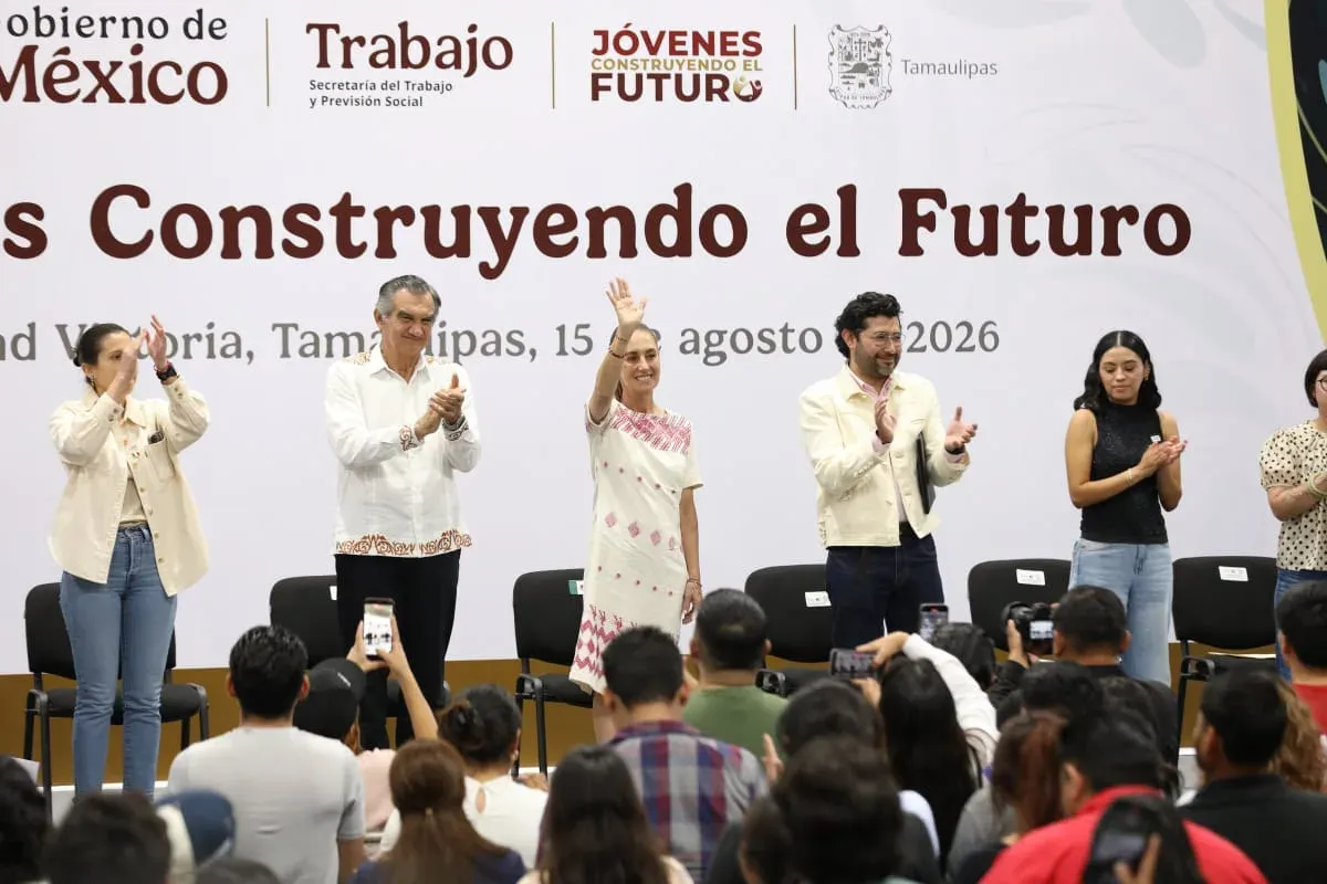 Jóvenes reunidos en un auditorio durante el encuentro con la presidenta