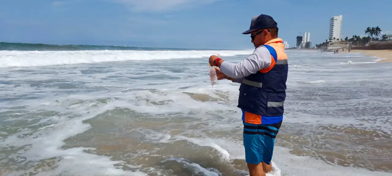 Vista de una playa en Sinaloa con turistas disfrutando del mar y la arena
