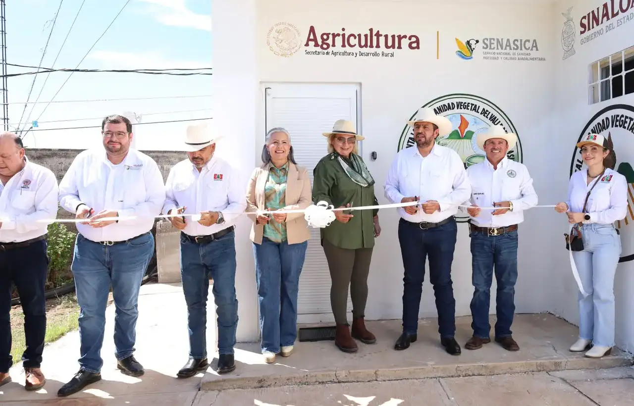 Autoridades y productores durante la inauguración del laboratorio de insectos benéficos en el Valle del Évora