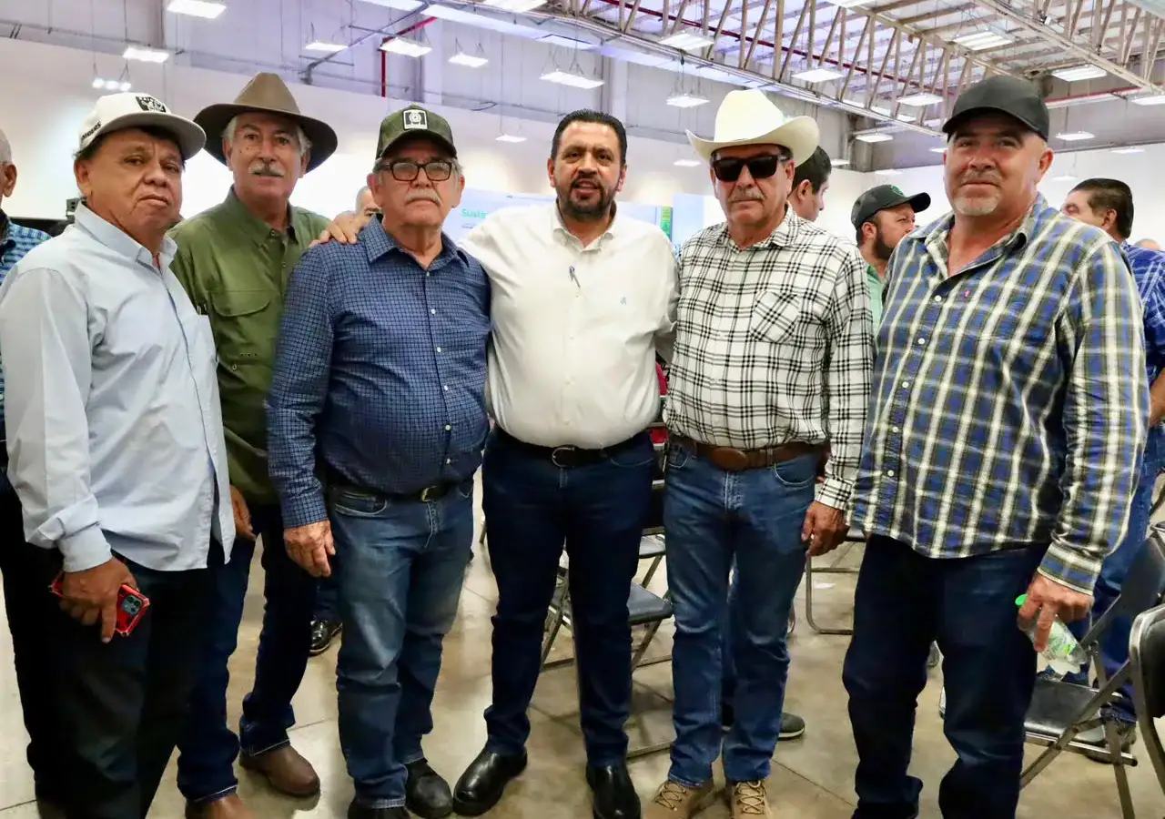 Productores de maíz en campo de Sinaloa
