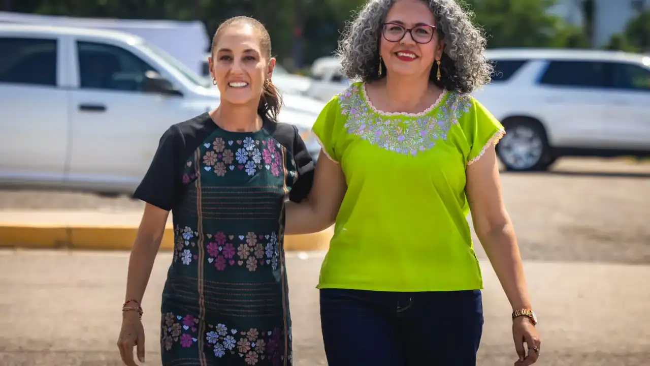 Miles de personas reunidas en la feria ganadera de Culiacán durante un acto público