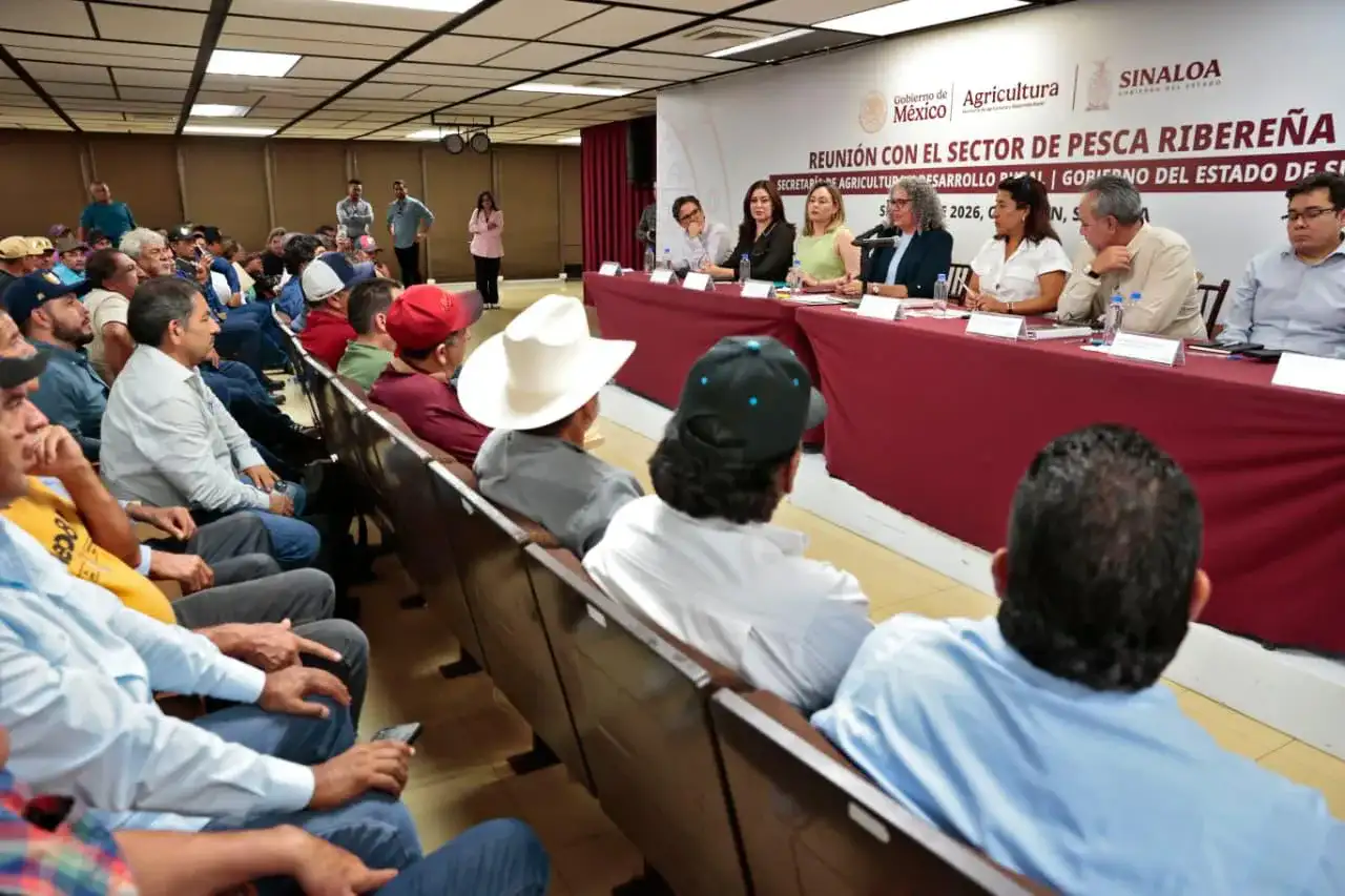 Reunión de autoridades y dirigentes pesqueros en Palacio de Gobierno de Culiacán
