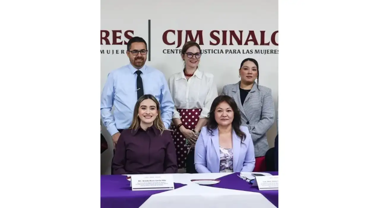 Mujeres caminando frente a un centro de atención en Sinaloa