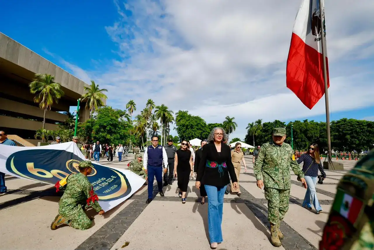 Autoridades estatales y militares durante una muestra informativa en Palacio de Gobierno de Sinaloa