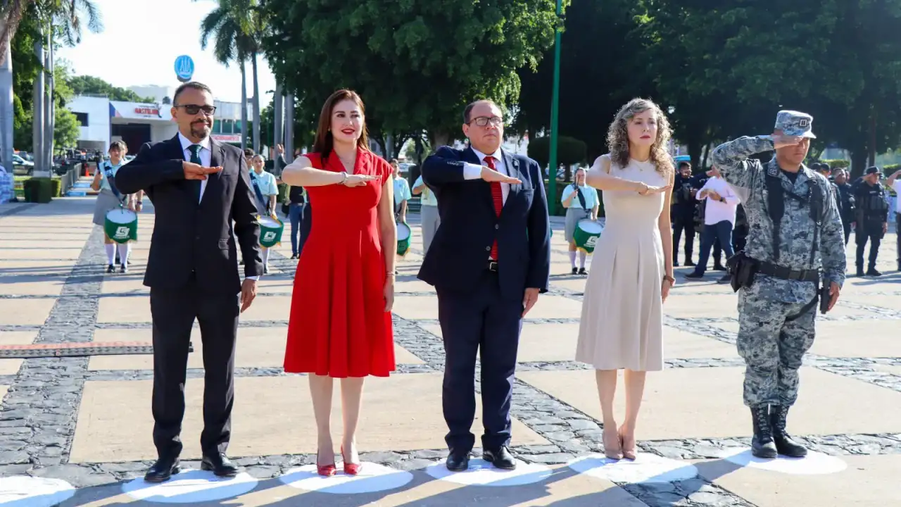 Acto cívico con izamiento de bandera en la Explanada de Palacio de Gobierno de Culiacán