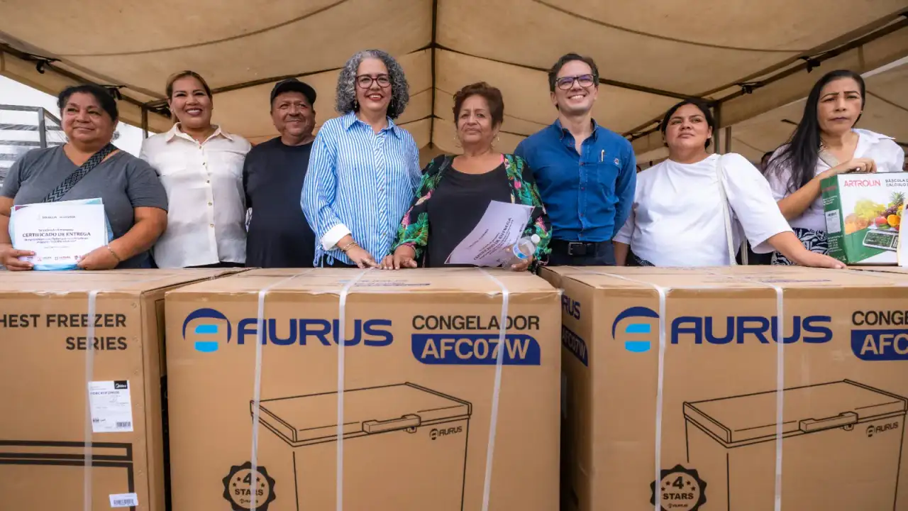 Emprendedores y autoridades durante la entrega de equipos productivos en Juan José Ríos, Sinaloa