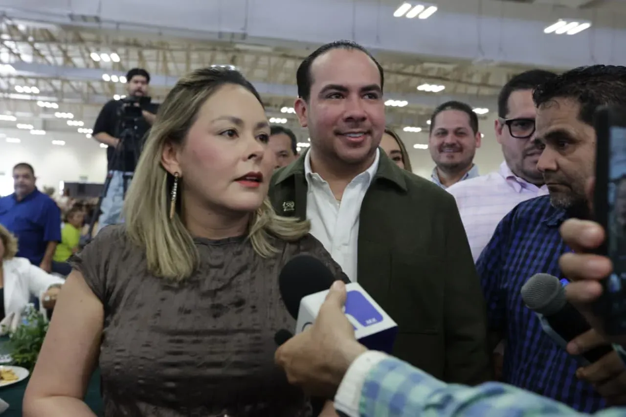 Contenedores con sorgo listos para exportación en un puerto de Sinaloa