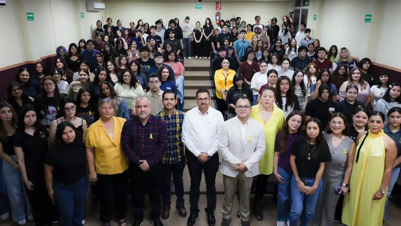 Jóvenes estudiantes durante conferencia sobre prevención del suicidio en Culiacán