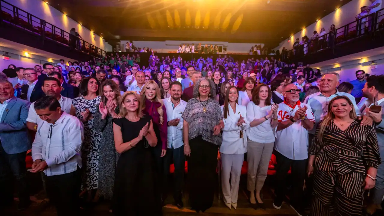 Autoridades y galardonados durante la entrega del premio Orgullo Sinaloense en Culiacán