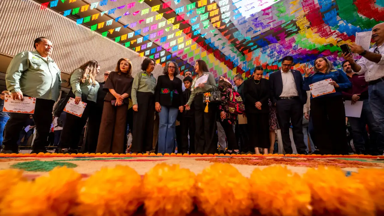 Patio central de Palacio de Gobierno con altares y tapetes de Día de Muertos