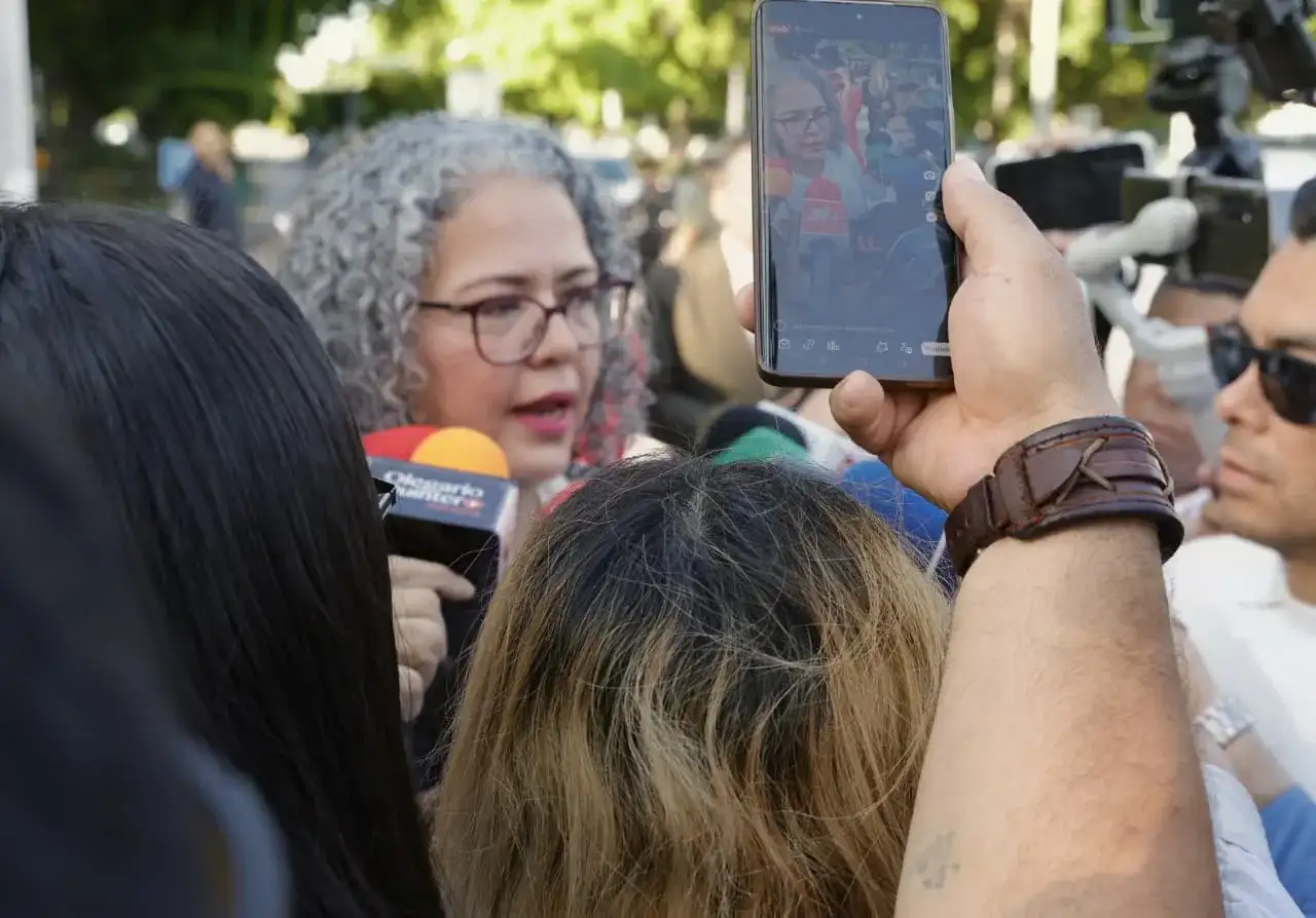 Personas reunidas en una plaza pública durante una celebración cívica en Sinaloa