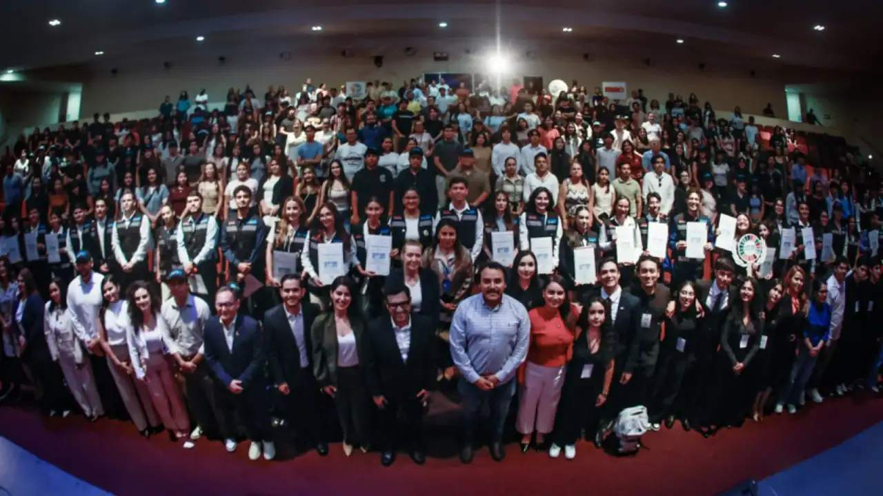 Jóvenes durante la ceremonia de Juventudes 2030 en Culiacán, Sinaloa