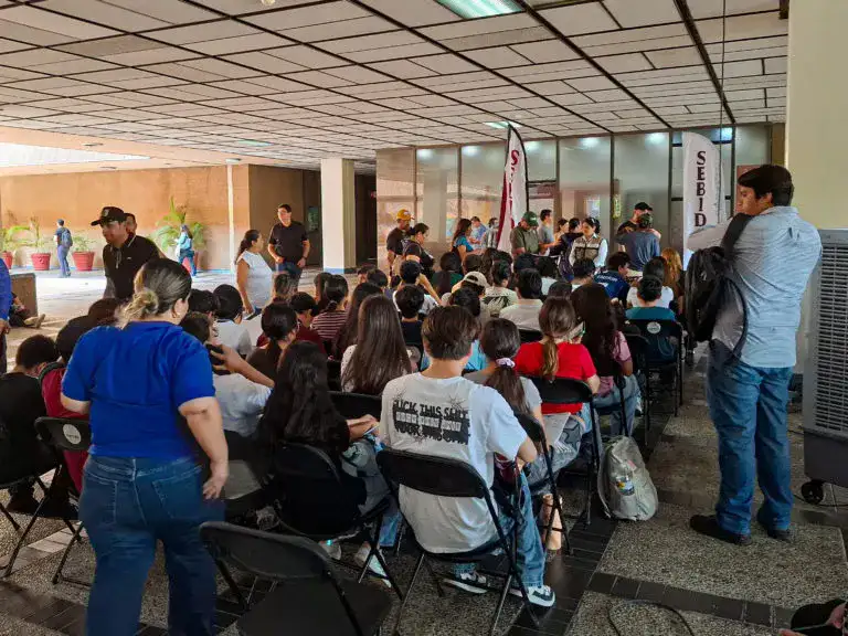 Estudiantes formados durante una jornada de atención para el trámite de tarjetas estudiantiles