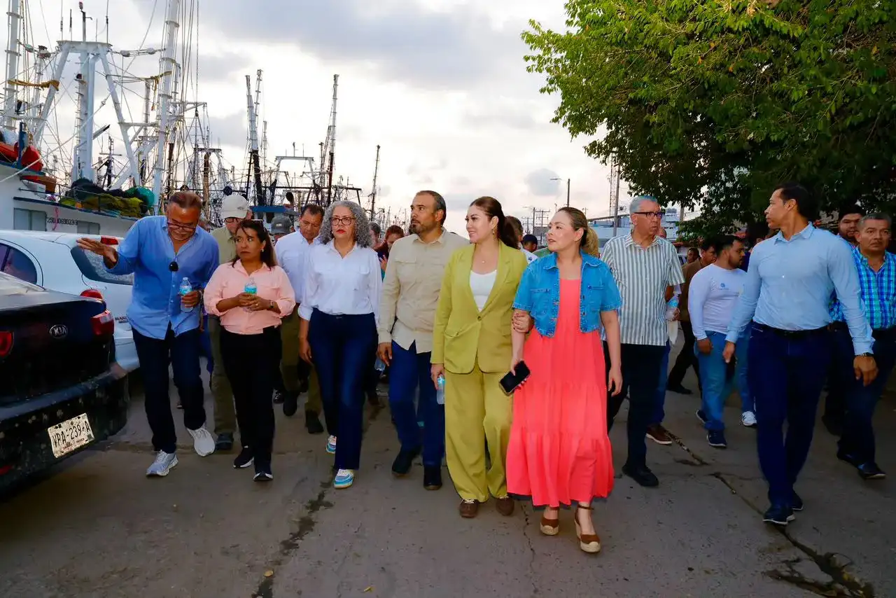 Autoridades y pescadores durante un recorrido en el parque Bonfil de Mazatlán
