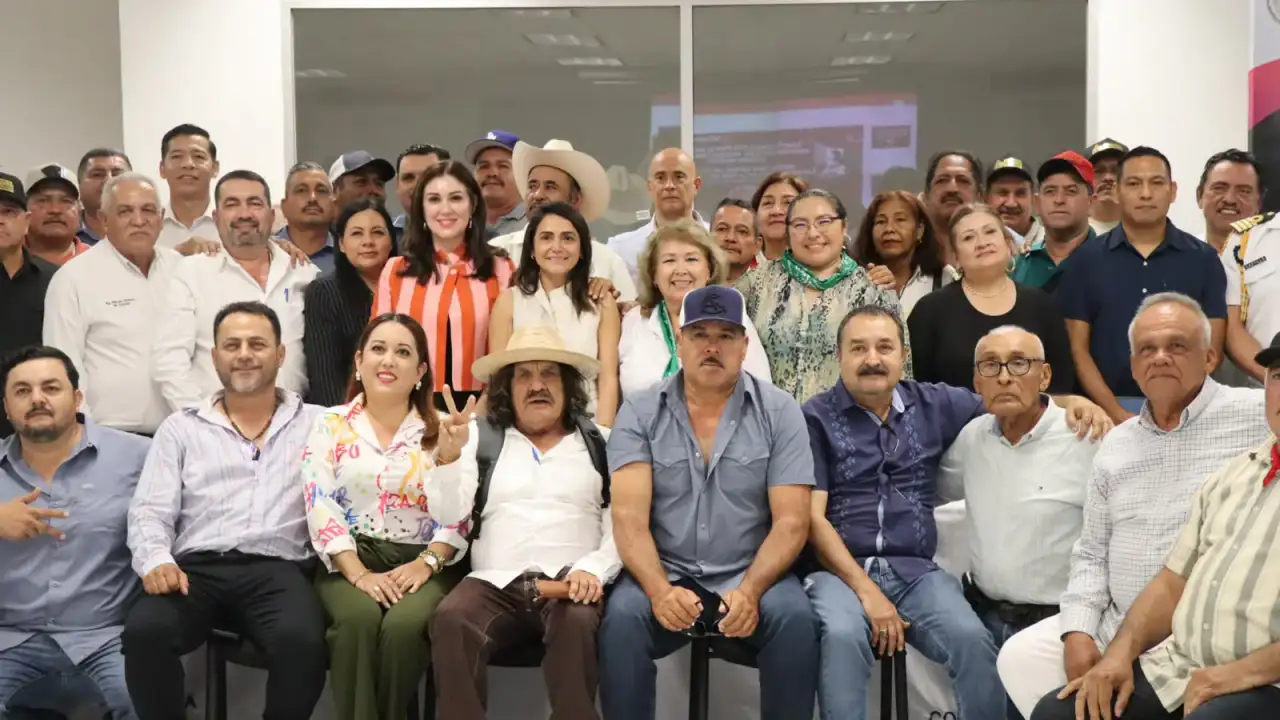 Embarcaciones pesqueras en un puerto del Pacífico mexicano durante la temporada de camarón