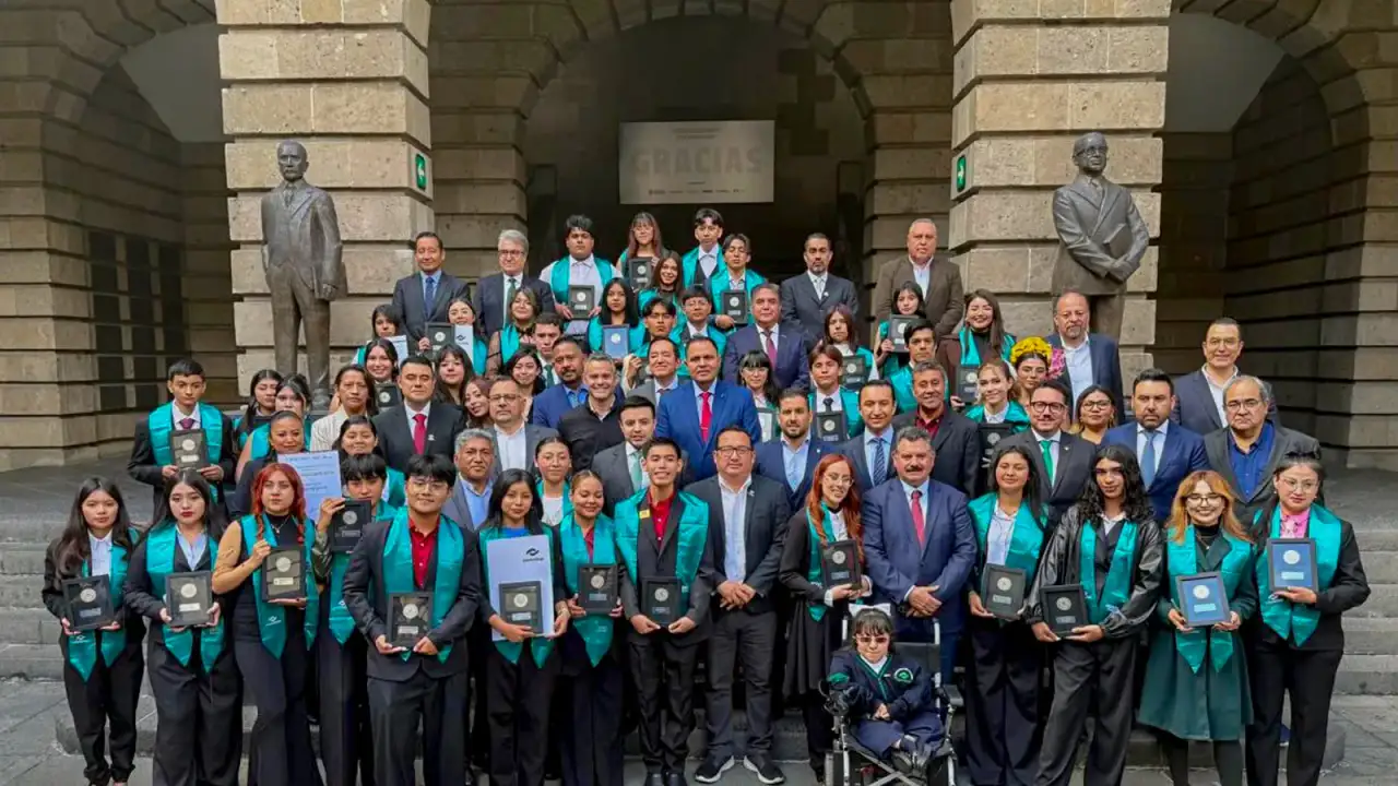 Jóvenes estudiantes durante una ceremonia de reconocimiento académico