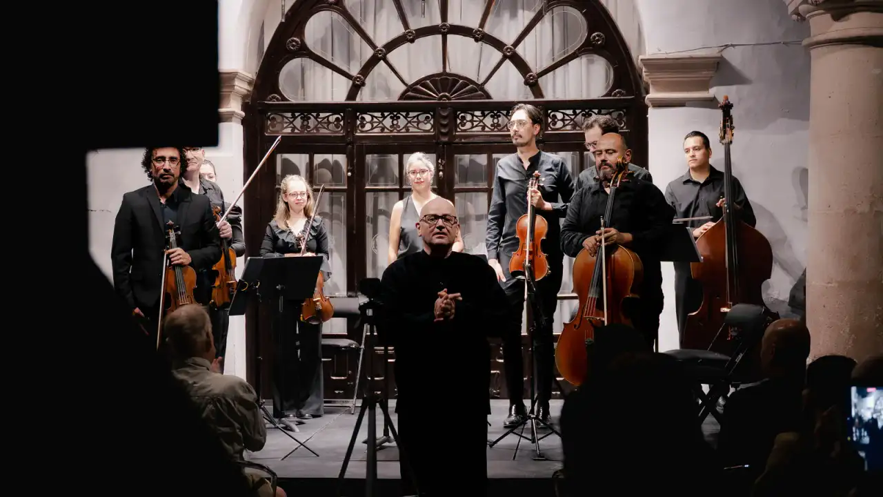 Concierto de la Sinfonietta MIQ en un teatro