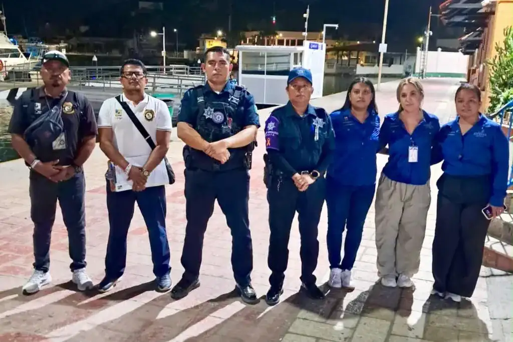 Personal municipal durante recorrido nocturno en el centro de Cabo San Lucas