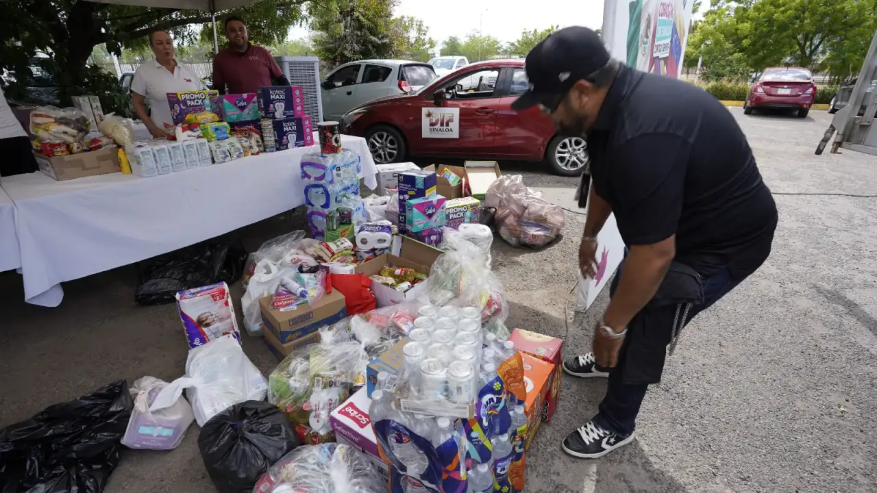 Centro de acopio del DIF Sinaloa con cajas de donaciones apiladas