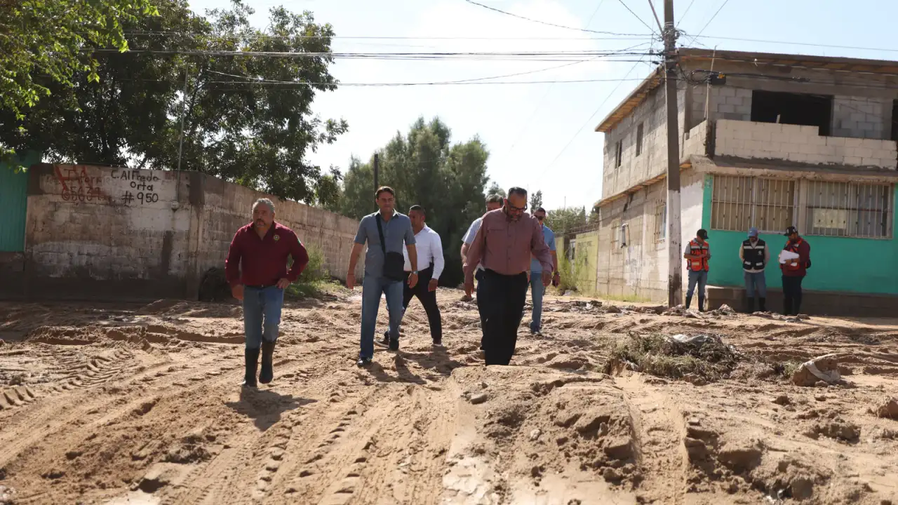 Calle con socavón y maquinaria durante trabajos de reparación en Águilas de Zaragoza