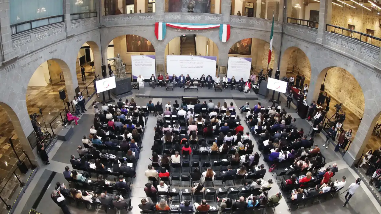 Mujeres participan en una mesa de trabajo sobre la ley contra el feminicidio