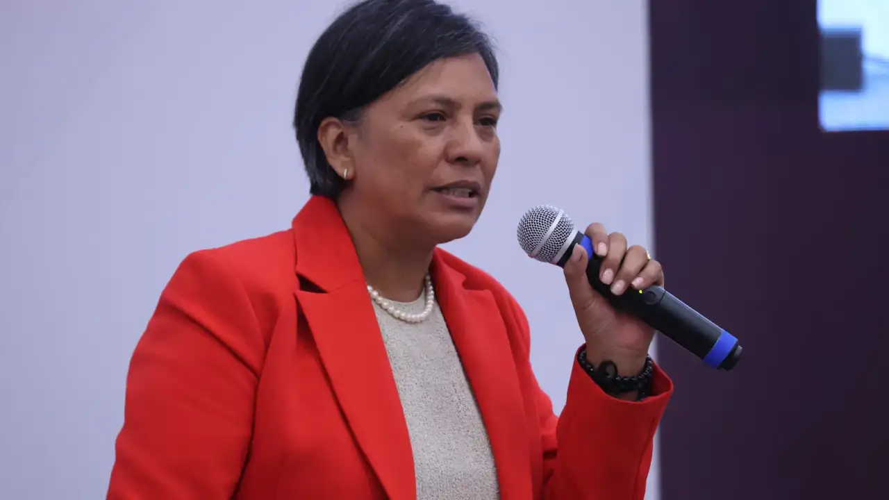 Personas en asamblea con banderas de México y logotipo del INE