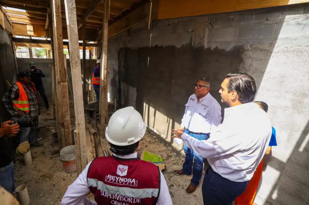 Alcalde Carlos Peña Ortiz supervisa obra de baños en COBAT 7 en Reynosa