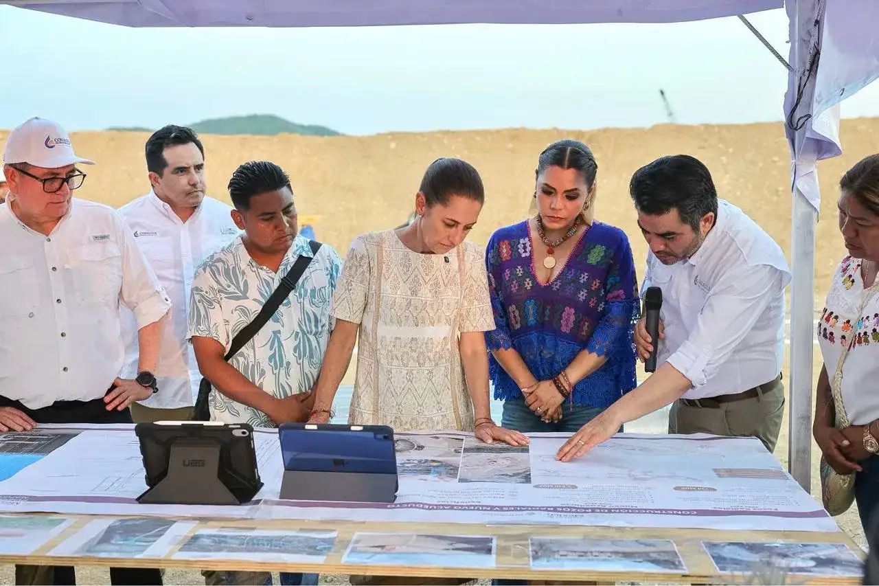 Presidenta Claudia Sheinbaum y gobernadora Evelyn Salgado durante supervisión de obras en Acapulco