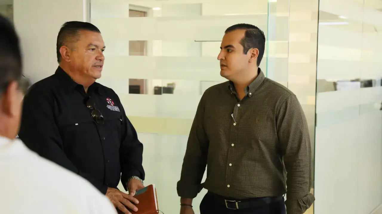 Funcionarios recorren pasillos del Centro de Justicia Penal de La Paz durante supervisión de obras.