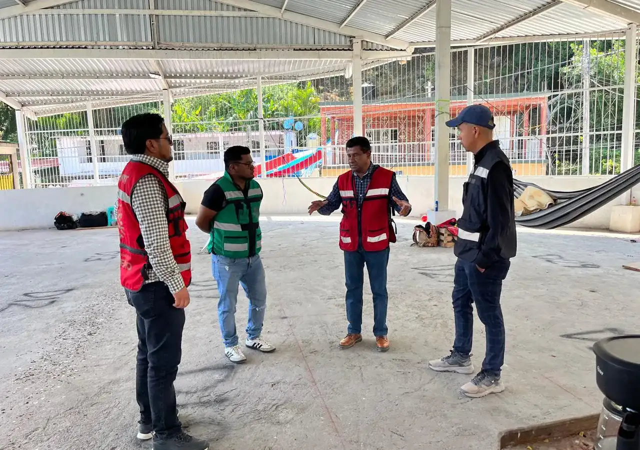 Funcionarios y autoridades municipales durante un recorrido de supervisión de obra pública