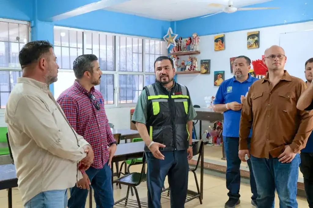 Autoridades recorren escuela habilitada como refugio temporal en Los Cabos