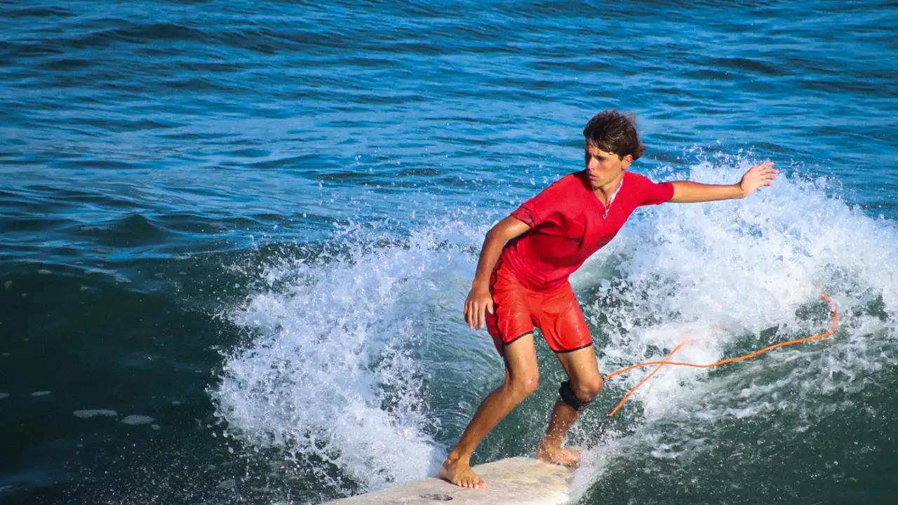 Surfistas compitiendo en la playa de San Juanico, Baja California Sur
