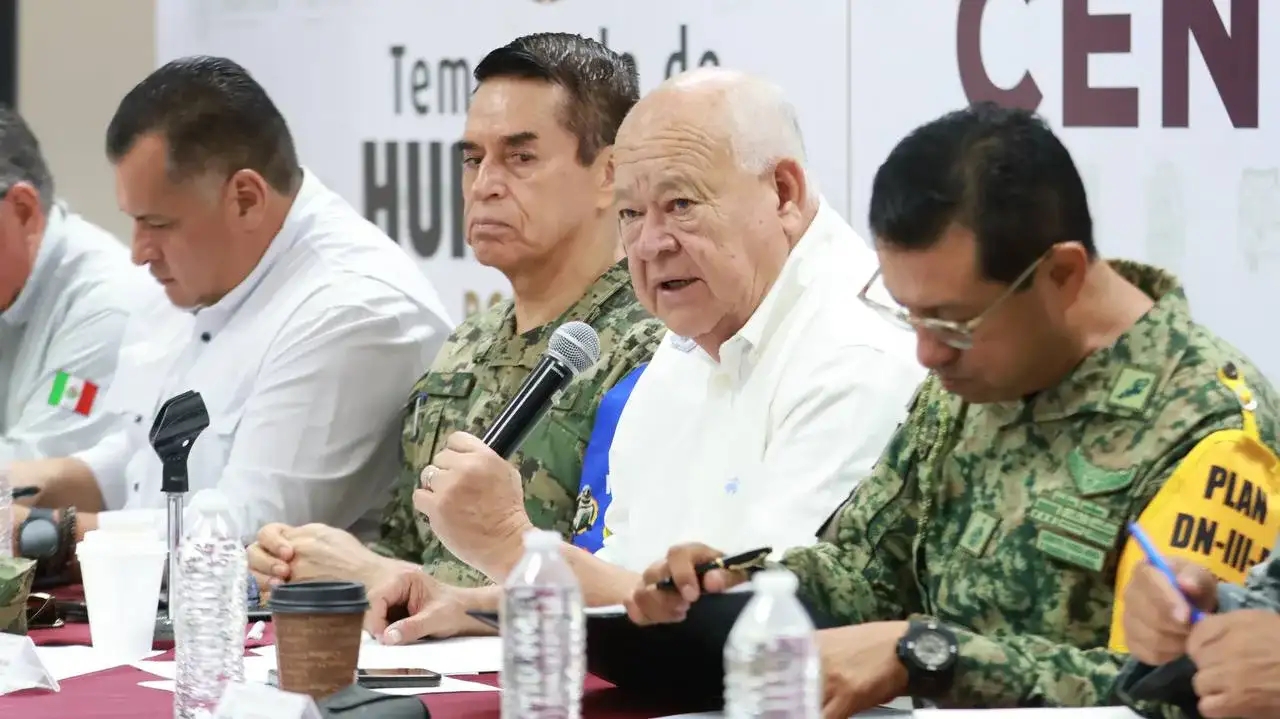 Personal de protección civil y maquinaria desplegada ante la llegada de un huracán en Baja California Sur