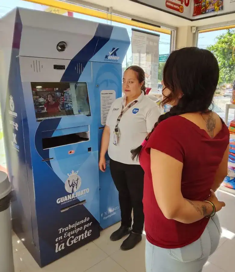 Personas realizando trámites en oficinas de servicios del Gobierno de Guanajuato