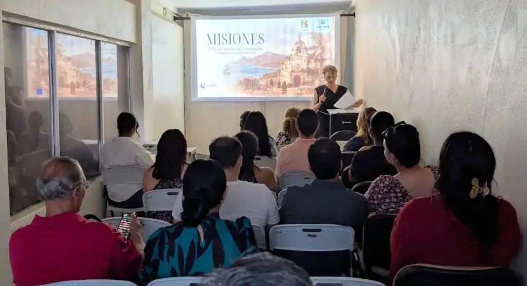 Prestadores turísticos durante una capacitación sobre historia y cultura local en Cabo San Lucas