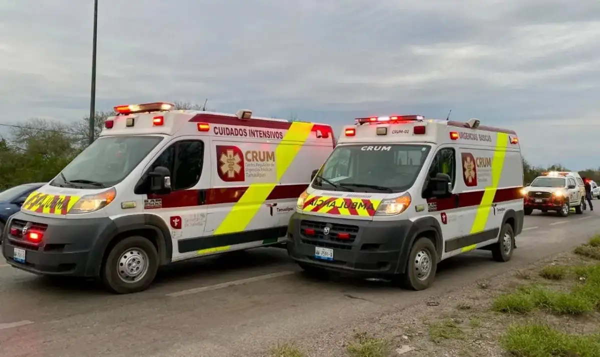 Ambulancia del CRUM en carretera de Tamaulipas durante operativo vacacional