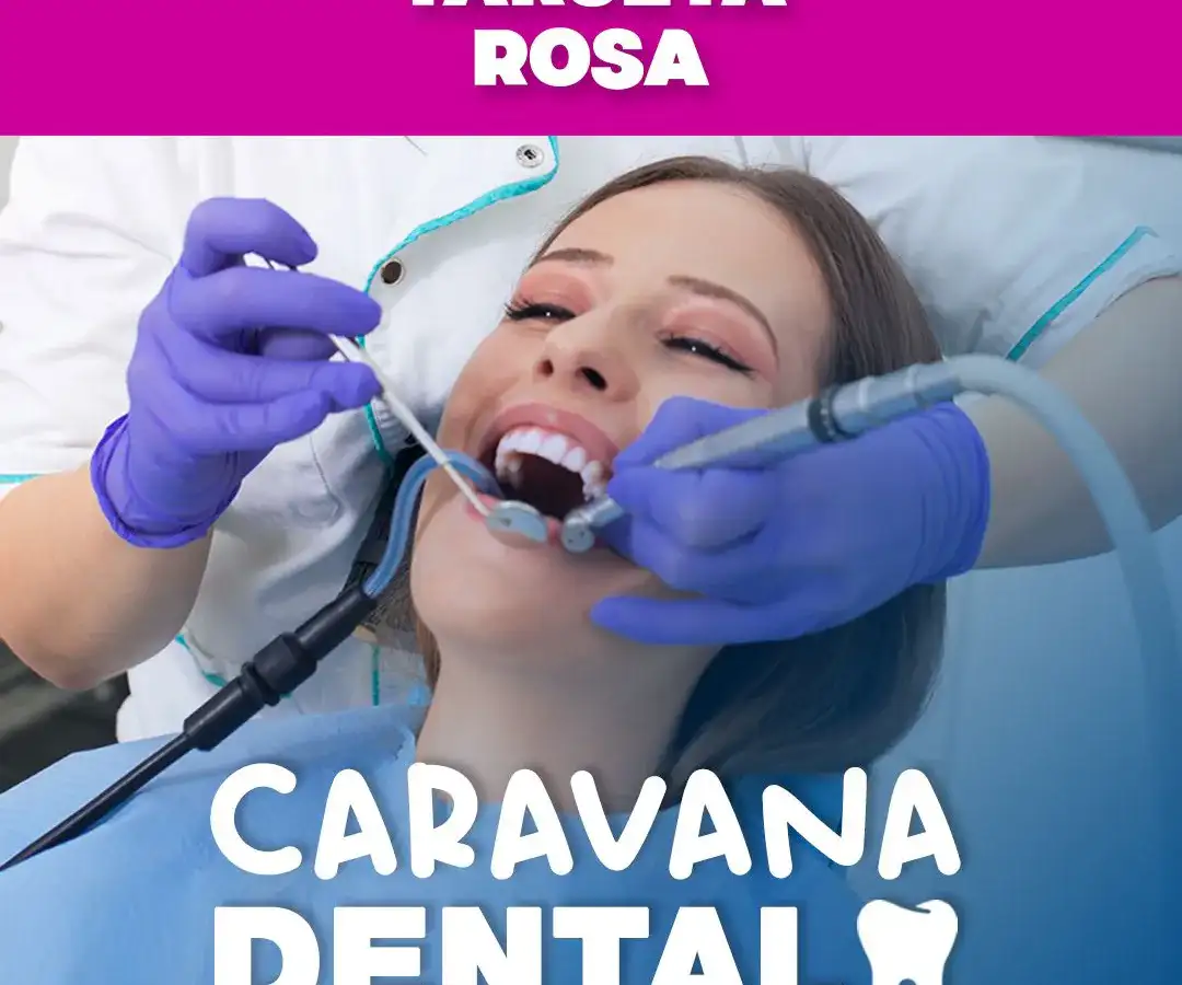 Mujer muestra su Tarjeta Rosa durante una jornada de servicios en Guanajuato