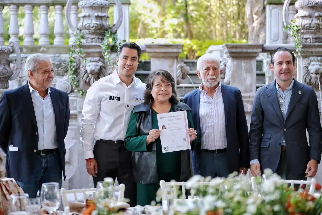 Autoridades municipales durante la entrega de certificaciones a tasadores en Querétaro