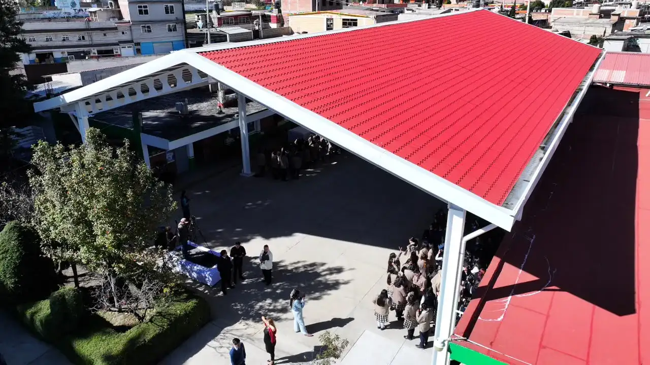 Estudiantes y personal escolar en el área techada del CBT Emiliano Zapata en Calixtlahuaca