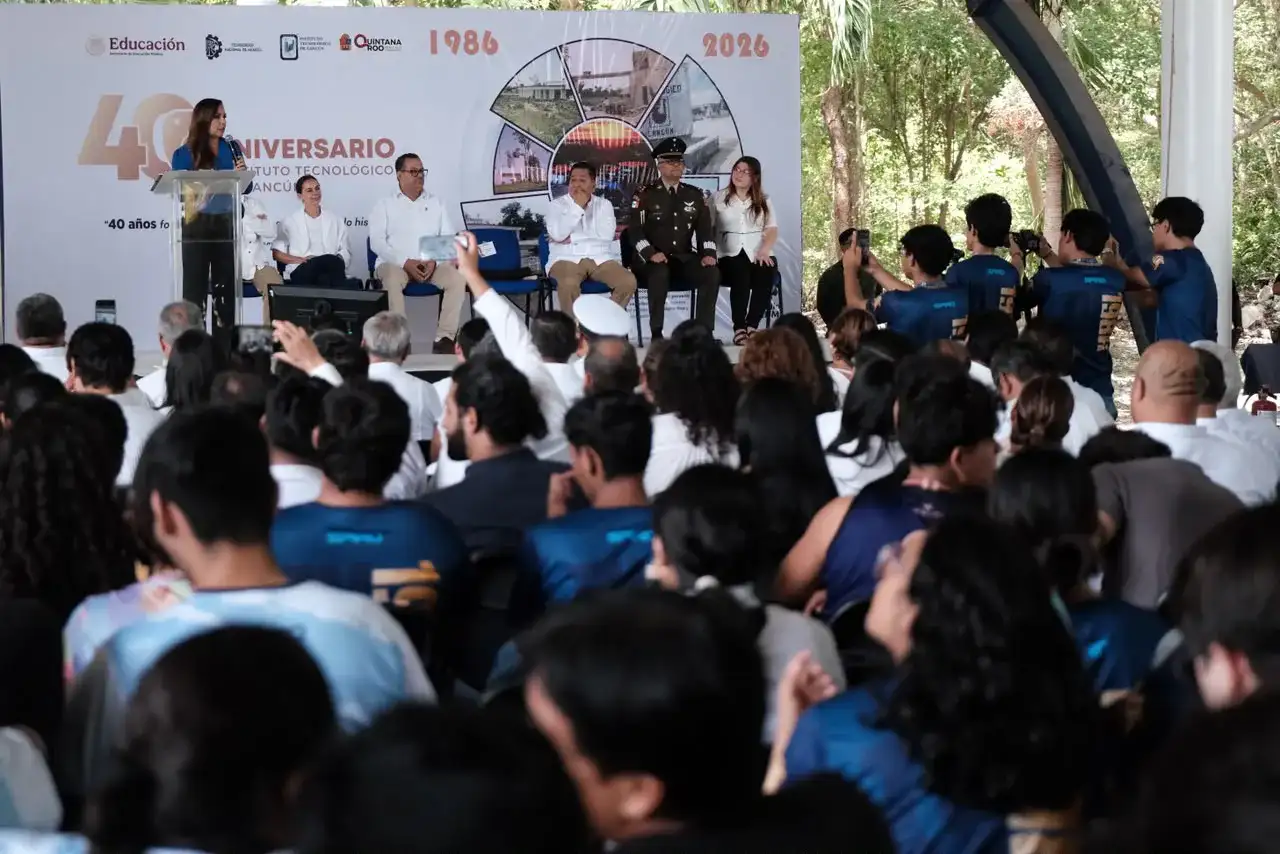 Autoridades y comunidad educativa durante la celebración del 40 aniversario del Tecnológico de Cancún